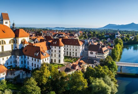 Füssen: Stadtansicht mit Lech und Forggensee &copy; DZT/Michael Neumann