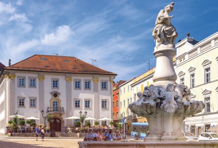 Wittelsbacherbrunnen am Residenzplatz in Passau © EKH-Pictures - stock.adobe.com