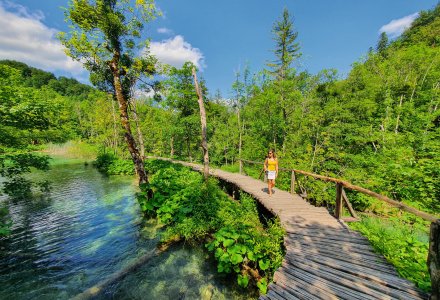 Rundgang im Plitvicer Nationalpark © helivideo - stock.adobe.com