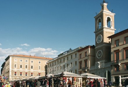 Markt auf der Piazza Tre Martiri, Rimini © Photo Archives - Assessorato al Turismo Comune di Rimini