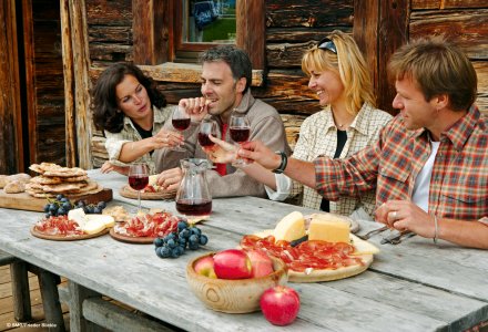 Speck und Wein, Jause auf einer Südtiroler Hütte © SMG/F. Blickle
